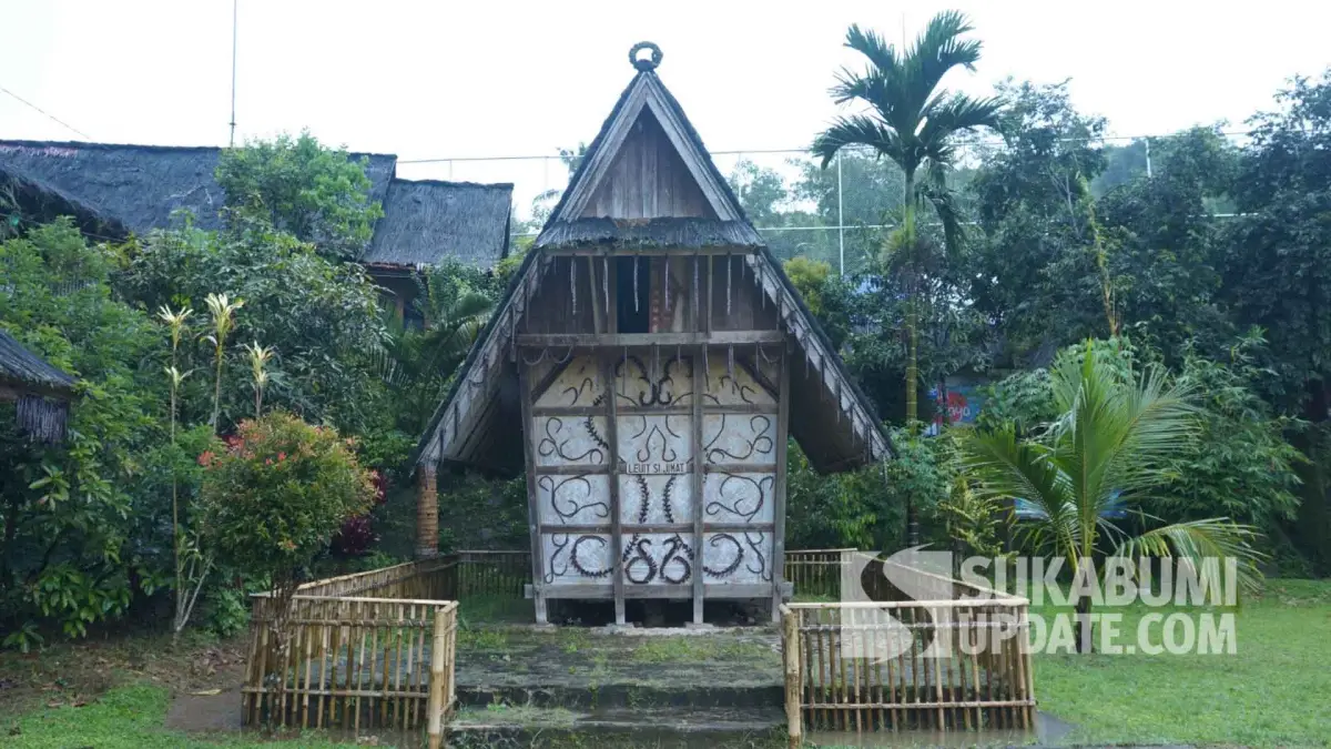 Leuit Si Jimat Kasepuhan Ciptamulya.
