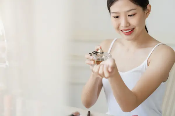 Ilustrasi, Floral, Fruity, atau Musky? Kenali Kepribadian di Balik Parfum Favorit (Sumber : Freepik/@Lifestylememory)