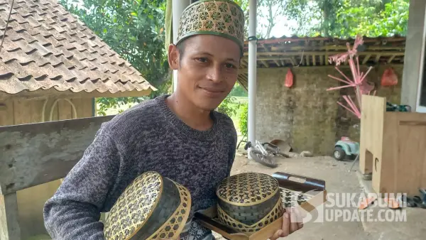 Saepul Anwar saat menunjukan hasil karya anyaman bambu miliknya. (Sumber: SU/Ragil Gilang)