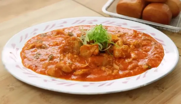 Tampilan Ayam Saus Singapore Ala Chef Devina Hermawan (Sumber : Youtube /@devinahermawan)
