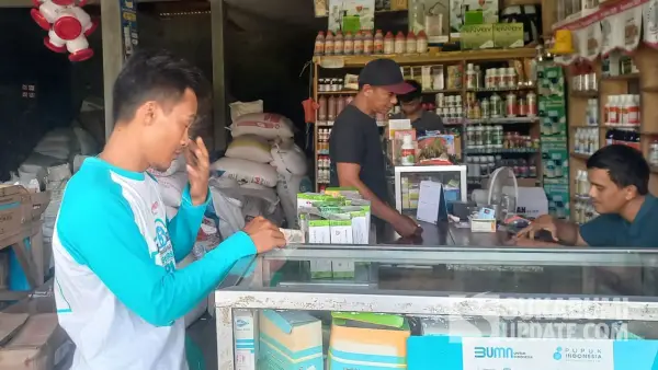 Petani saat berada di toko pupuk di Kecamatan Cibitung, Kabupaten Sukabumi. Kamis (9/10/2025). (Sumber: SU/Ragil Gilang)