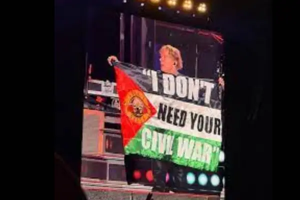 Yang bikin heboh, Axl tiba-tiba angkat bendera Palestina di panggung—surprise banget buat fans, dan langsung viral di X (Sumber: x)