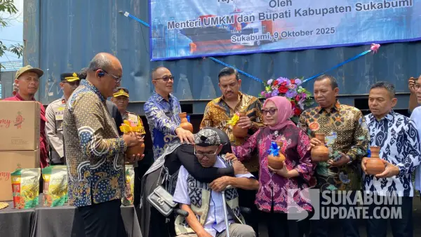 Pelepasan Opak Produk UMKM Sukabumi ke pasar dunia oleh Menteri UMKM RI, Maman Abdurrahman. Kamis (9/10/2025). (Sumber: SU/Turangga Anom)