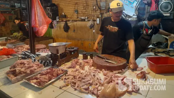 Pedagang daging ayam di Pasar Parungkuda Sukabumi (Sumber: sukabumiupdate)