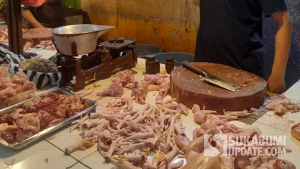 Lapak daging ayam di Pasar Parungkuda Sukabumi (Sumber: sukabumiupdate)
