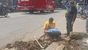 pemindahan tapping point di Kampung Sundawenang, Desa Sundawenang, Kecamatan Parungkuda, Rabu, 8 Oktober 2025. (Sumber: dok perumdam TJM)