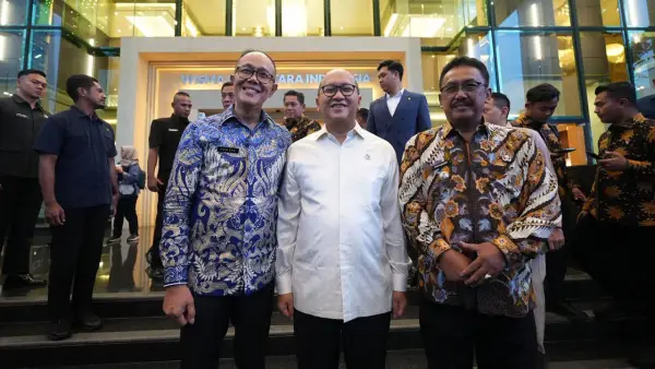 Wali Kota Sukabumi Ayep Zaki (kiri), CEO Danantara Rosan Roeslani (tengah), dan Bupati Sukabumi Asep Japar (kanan) | Foto : Dokpim