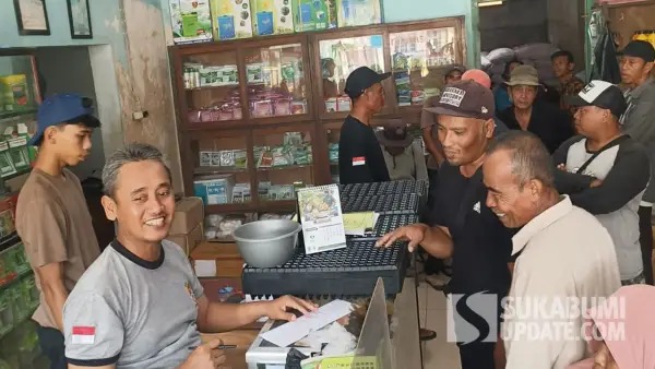 0Para petani saat mengantre d kios pupuk di Cibungur, Desa Pasiripis, Kecamatan Surade, Kabupaten Sukabumi | Foto : Ragil Gilang