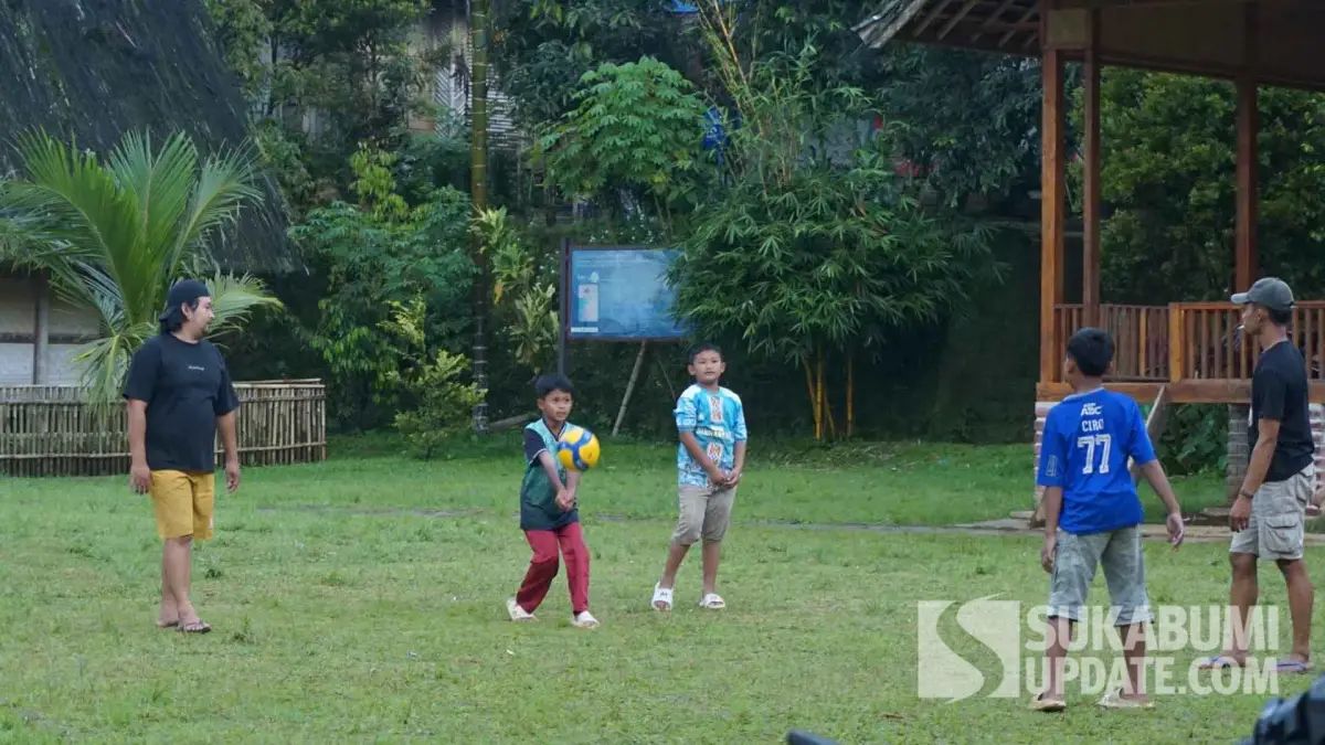 Momen anak-anak dan pemuda di Kasepuhan Ciptamulya bermain voli di lapang dekat imah gede.