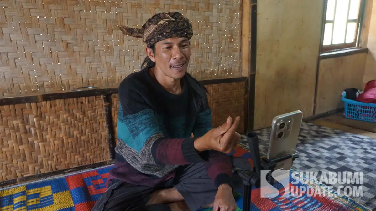 Ilus saat melakukan siaran langsung di TikTok dari rumahnya.