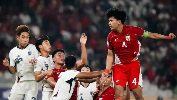 Aksi kadek Ariel duel udara dengan pemain Thailand di ajang Asean Championhip U-23 2025 (Sumber: Instagram/@arelpriyatnaa_)