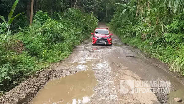 Potret kendaraan sulit melintas di ruas jalan Jampangkulon - Ciguyang di Desa Bangbayang Kecamatan Tegalbuleud Kabupaten Sukabumi. (Sumber : SU/Ragil Gilang).