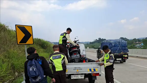 Petugas Kamtib 243B, saat mengamankan pengendara motor yang masuk tol Bocimi usai ikuti pentunjuk dari Google Maps. (Sumber : Istimewa.).