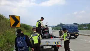 Petugas Kamtib 243B, saat mengamankan pengendara motor yang masuk tol Bocimi usai ikuti pentunjuk dari Google Maps. (Sumber : Istimewa.).