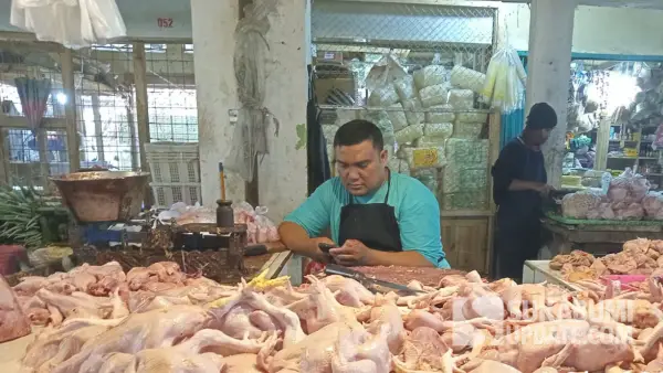 Penjual daging ayam di Kota Sukabumi (Sumber: Dok Diskumindag Kota)