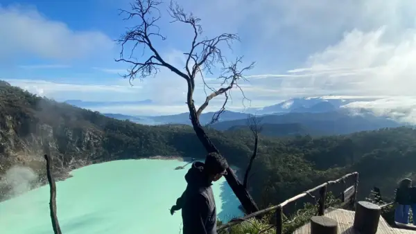 Sunan Ibu Sunrise Point merupakan destinasi wisata yang menjadi bagian dari Kawah Putih yang berada di Ciwidey, Kabupaten Bandung. (Sumber: Instagram/@sunanibukawahputih.id)