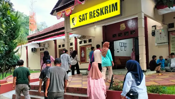 Emak-emak Warungkiara datangi Polres Sukabumi untuk melaporkan oknum wartawan. (Sumber : Istimewa.).