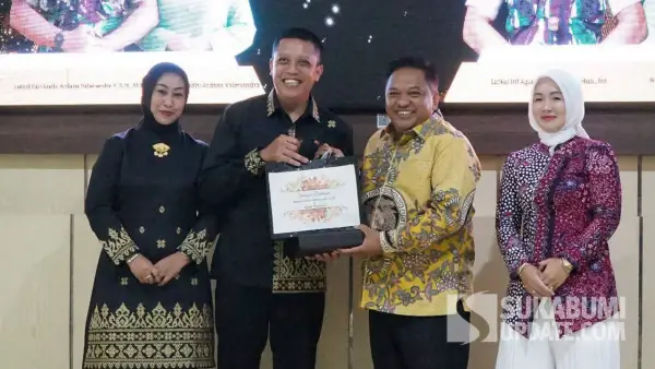 Ketua DPRD Kabupaten Sukabumi, Budi Azhar Mutawali saat memberikan cinderamata kepada Letkol Kav Andhi Ardana Valeriandra. (Sumber: Dok DPRD)