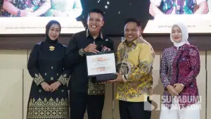 Ketua DPRD Kabupaten Sukabumi, Budi Azhar Mutawali saat memberikan cinderamata kepada Letkol Kav Andhi Ardana Valeriandra. (Sumber: Dok DPRD)