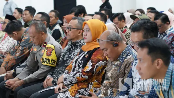 Wakil Ketua DPRD kota Sukabumi, Feri Sri Astrina saat menghadiri launching program Kumitra di gedung Juang 45 Kota Sukabumi. kamis (9/10/2025). (Sumber: Dok DPRD Kota)