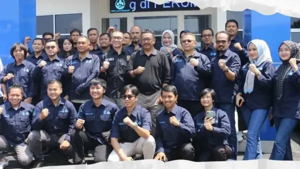 Pengurus FORKI Cabang Kabupaten Sukabumi periode 2025-2029 berfoto bersama Bupati Asep Japar pasca pelantikan, (Sumber Foto: Dokpim Pemkab Sukabumi)