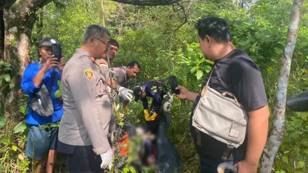Evakuasi mayat pria tergantung di pohon duren di Desa Sirnasari, Kecamatan Surade, Kabupaten Sukabumi, Sabtu (11/10/2025) | Foto : Dok. Polsek