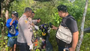 Evakuasi mayat pria tergantung di pohon duren di Desa Sirnasari, Kecamatan Surade, Kabupaten Sukabumi, Sabtu (11/10/2025) | Foto : Dok. Polsek