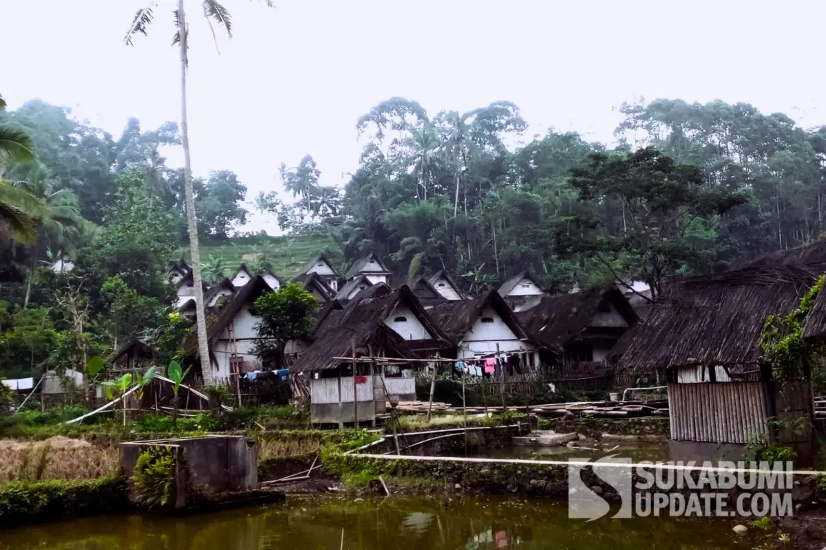 Pagi hari di Kampung Naga, kampung budaya yang masih memegang adat & tradisi Sunda warisan leluhur Sunda.