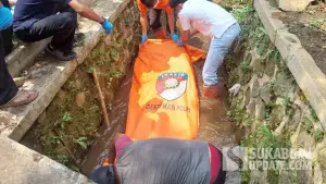 Evakuasi mayat wanita di gorong-gorong irigasi Kp Babakan, Kecamatan Cisaat, Kabupaten Sukabumi | Foto : Turangga Anom