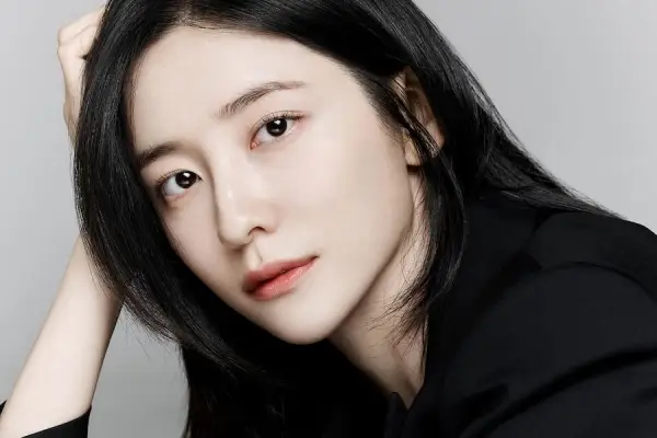 Ada Siluet Pria di Postingannya, Park Ji Hyun Bantah Rumor Tengah Berkencan (Sumber : X/@soompi)