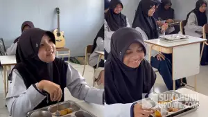 Pelajar SMP IT Al-Khoiriyah Al Husna saat menikmati MBG dari SPPG Cikaret yang dikelola Yayasan Sedia Sukses | Foto : Turangga Anom