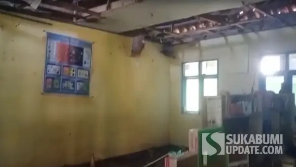 Kondisi salah satu ruang kelas yang ambruk di SDN Nagrak Cikelat Kabupaten Sukabumi | Foto : Ilyas Supendi