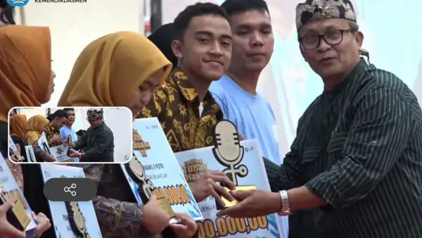 Momen saat santri Al Umanaa Muhammad Dzakwan menerima trofi juara 2 Lomba Biantara FTBI Jabar 2025. (Sumber Foto: Istimewa)