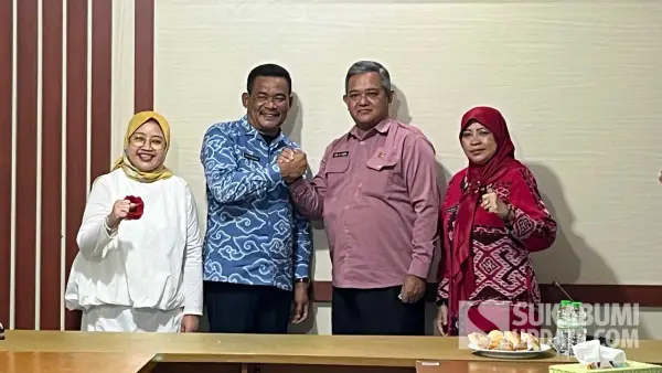 Momen serah terima jabatan Kepala DP3A Kabupaten Sukabumi dari Eki Radiana Rizki kepada Agus Sanusi. (Sumber Foto: SU/Turangga Anom)