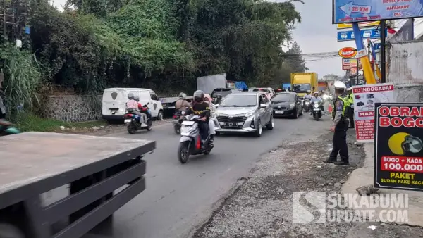 Kondisi arus lalu lintas Jalur Sukabumi-Bogor, tepatnya di simpang Cikidang Kabupaten Sukabumi, Sabtu (11/10/2025). (Sumber Foto: SU/Ibnu Sanubari)
