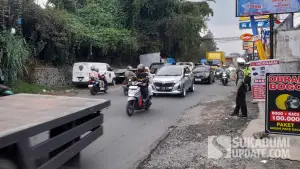 Kondisi arus lalu lintas Jalur Sukabumi-Bogor, tepatnya di simpang Cikidang Kabupaten Sukabumi, Sabtu (11/10/2025). (Sumber Foto: SU/Ibnu Sanubari)