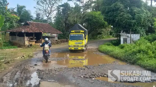 Kondisi ruas jalan Mareleng-Ciracap di Desa Pasirpanjang, Kecamatan Ciracap, Kabupaten Sukabumi, Sabtu (11/10/2025). (Sumber Foto: SU/Ragil)