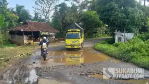 Kondisi ruas jalan Mareleng-Ciracap di Desa Pasirpanjang, Kecamatan Ciracap, Kabupaten Sukabumi, Sabtu (11/10/2025). (Sumber Foto: SU/Ragil)