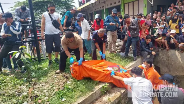 Evakuasi mayat wanita di gorong-gorong irigasi Kp Babakan, Kecamatan Cisaat, Kabupaten Sukabumi | Foto : SU/Turangga Anom