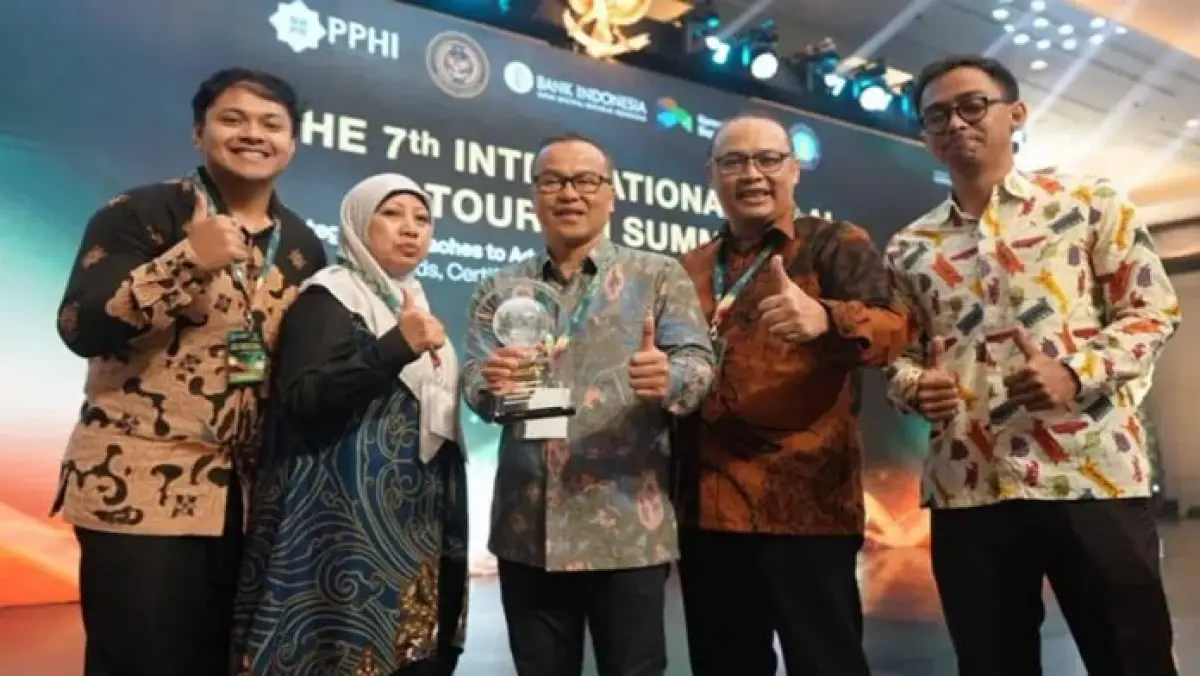 Tim Disparbud menunjukkan piala yang diraih Jawa Barat sebagai juara 1 nasional Destinasi Wisata Ramah Muslim 2025. Foto: Disparbud Jabar