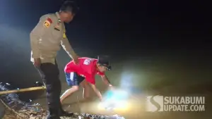 Petugas kepolisian bersama warga saat mengevakuasi mayat pria yang ditemukan mengambang di Sungai Cikaso, Purabaya Sukabumi. (Sumber Foto: Istimewa)