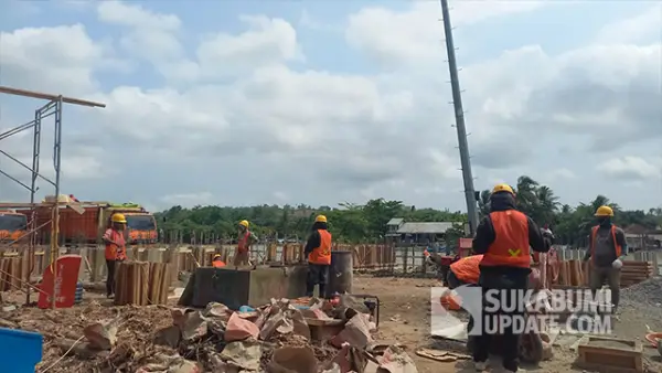 Proyek pengerjaan Kampung Nelayan Merah Putih TPI Palangpang Desa Ciwaru, Kecamatan Ciemas, Kabupaten Sukabumi. (Sumber : SU/Ragil Gilang).