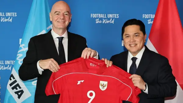 Erick Thohir memberikan jersey Timnas Indonesia pada Gianni Infantino (Presiden FIFA) (Sumber: Instagram/@gianni_Infantino/@ErickThohir)