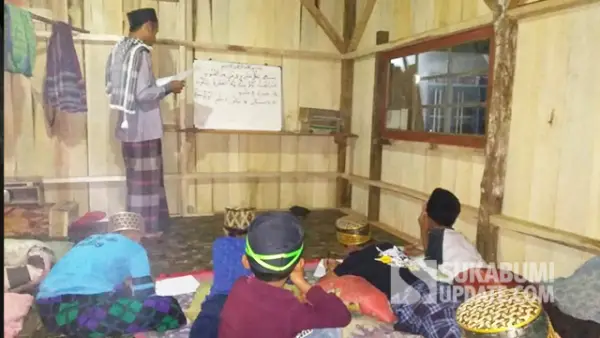 Saepul Anwar saat membingbing anak anak belajar mengaji. (Sumber : SU/Ragil Gilang).