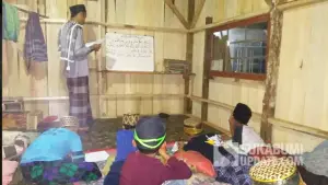 Saepul Anwar saat membingbing anak anak belajar mengaji. (Sumber : SU/Ragil Gilang).