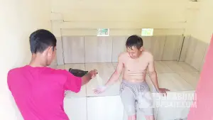 Terapi air panas (hidroterapi) di Pemandian air panas Geyser Cisolok di Kecamatan Cisolok, Kabupaten Sukabumi. (Sumber : SU/Ilyas).