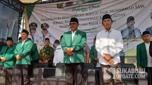 Bupati Sukabumi Asep Japar (berdiri tengah) bersama Wakil Bupati Andreas, menghadiri kegiatan pelantikan pengurus Ranting Istimewa Nahdlatul Ulama (NU) PSM Cicurug, Minggu (12/10/2025) (Sumber: SU/Ibnu Sanubari)