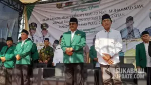 Bupati Sukabumi Asep Japar (berdiri tengah) bersama Wakil Bupati Andreas, menghadiri kegiatan pelantikan pengurus Ranting Istimewa Nahdlatul Ulama (NU) PSM Cicurug, Minggu (12/10/2025) (Sumber: SU/Ibnu Sanubari)