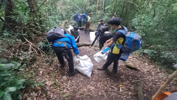 Proses penurunan sampah dari Gunung Gede Pangrango lewat jalur Selabintana - Kabupaten Sukabumi | Foto : Dok. BBTNGGP