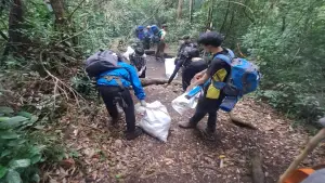 Proses penurunan sampah dari Gunung Gede Pangrango lewat jalur Selabintana - Kabupaten Sukabumi | Foto : Dok. BBTNGGP